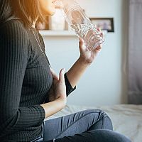 Reflux pažeráka u detí a dospelých – príznaky a liečba liekmi