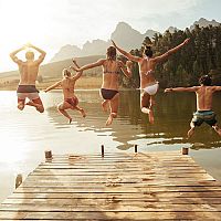 Letné kúpanie v jazerách a prírodných nádržiach – aké riziká na nás číhajú?