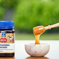 Manuka med na rany aj akné má dobré recenzie