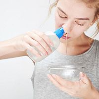 Výplach nosa? Striekačka, fľaša aj konvička. U detí nepoužívajte soľ