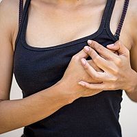 Bolesti pŕs pred menštruáciou, pri ovulácii či mimo cyklu – príčiny a riešenia