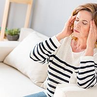 Čo na migrénu a bolesť hlavy? Lieky bez predpisu, bylinky, ale aj čípky