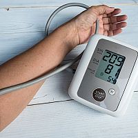 Ako znížiť vysoký krvný tlak? Pomôžu lieky aj prírodná liečba