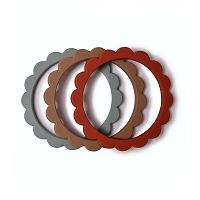 Mushie náramkové hryzátko zo silikónu FLOWER cambridge blue clementine natural 1×1 ks, hryzátko