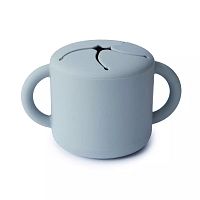 Mushie silikónový pohárik na snack, powder blue 1×1 ks, silikónový pohárik