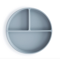 Mushie silikónový tanier s prísavkou, powder blue 1×1 ks, silikónový tanier s prísavkou