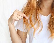 Ako sa starať o zničené farbené vlasy? Pomôže šampón a kondicionér na farbené vlasy