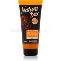 Nature Box Apricot ošetrujúci telový peeling pre rozjasnenie a hydratáciu  200 ml