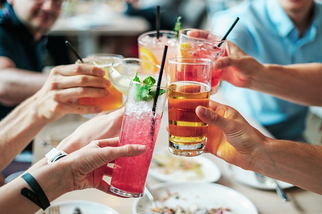 Alkoholické nápoje spôsobujú pálenie záhy