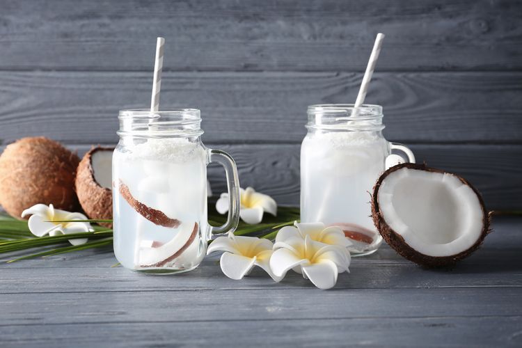 Kokosová voda z čerstvého kokosa